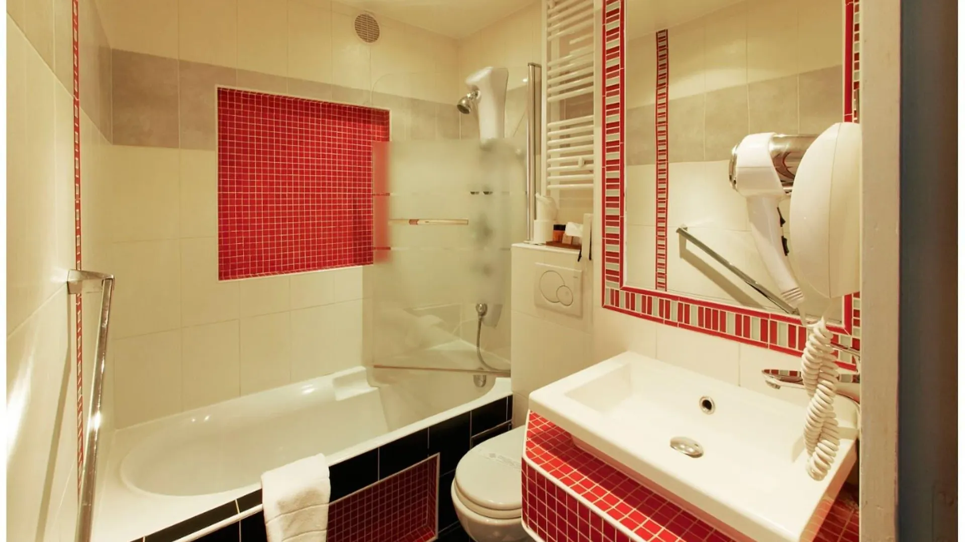 Poussin Hotel 3*