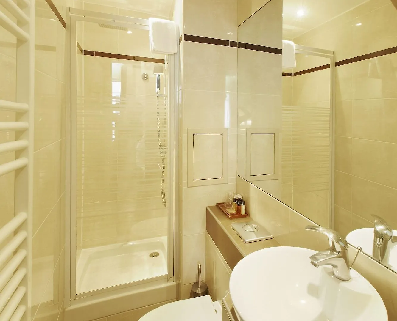 Poussin Hotel