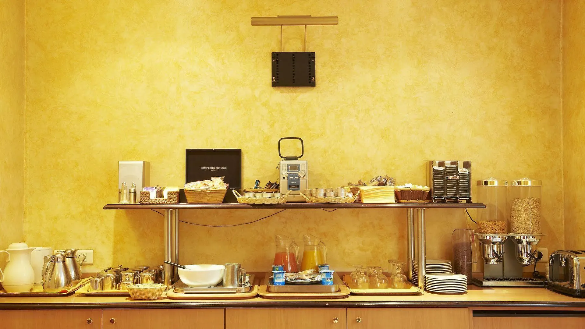 Poussin Hotel