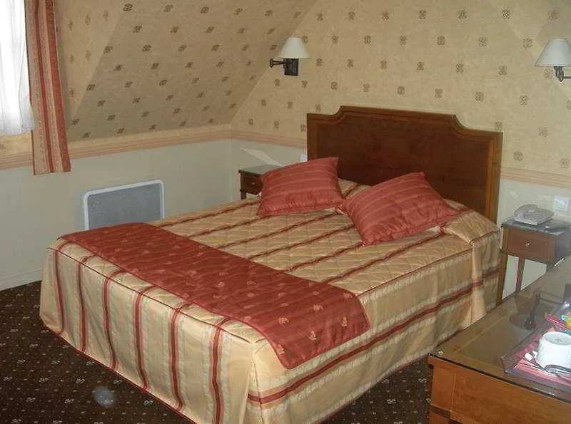 Poussin Hotel 3*